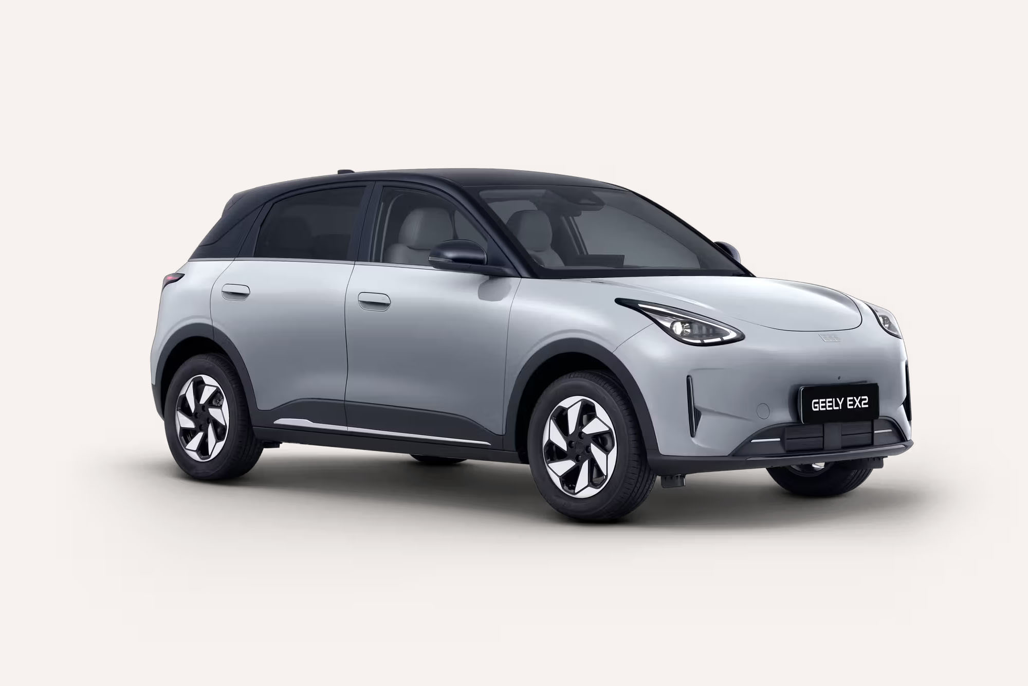 Front 3/4 render of a Geely with a Star Silver paint finish