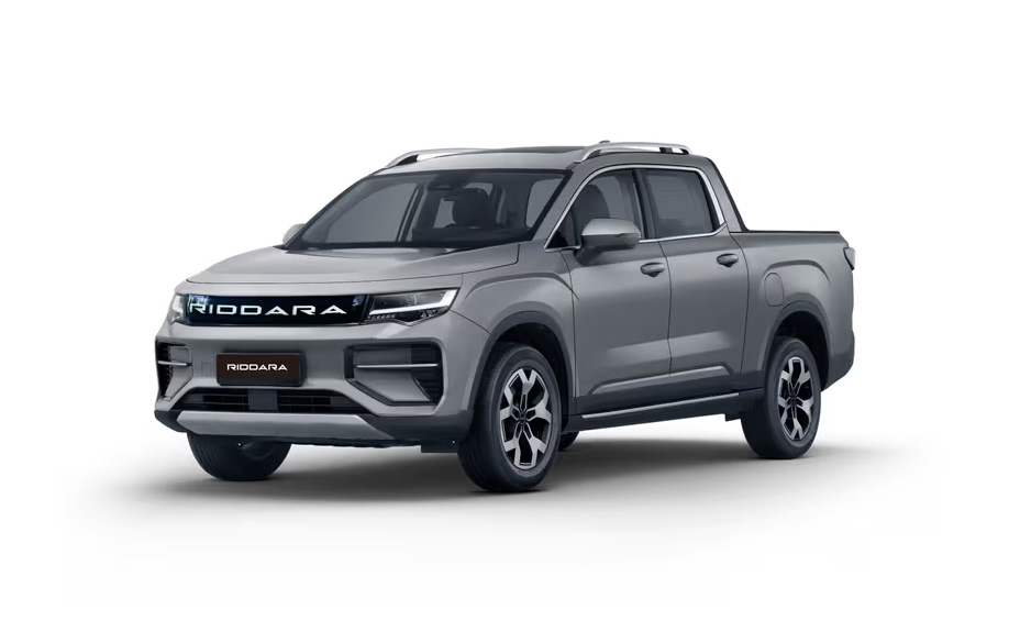 Front 3/4 render of a Geely with a Platinum Grey paint finish