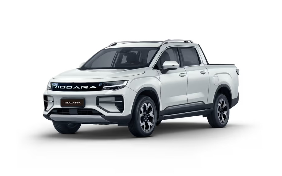 Front 3/4 render of a Geely with a Polar White paint finish