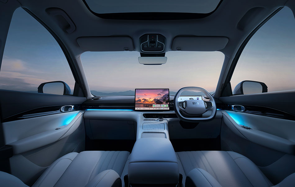 Starring wheel and centre console screen in a Geely