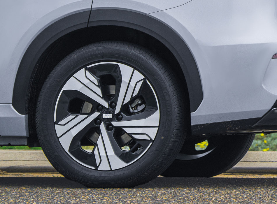 Close up of Geely wheel